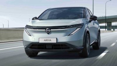 Nuova Nissan Ariya 2026 in movimento