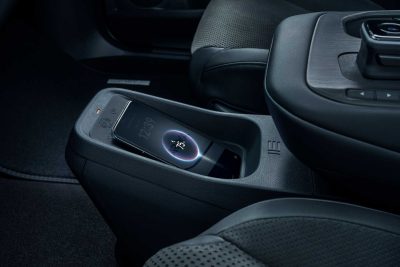 Nuova Nissan Ariya 2026 vano per la ricarica wireless per lo smartphone
