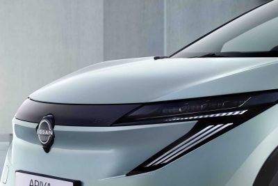 Nuova Nissan Ariya 2026 faro anteriore firma luminosa