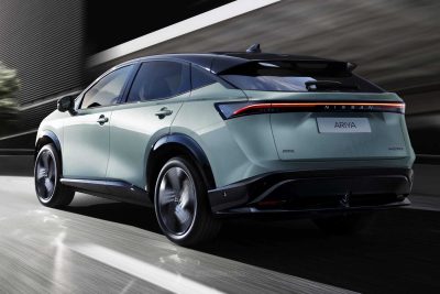Nuova Nissan Ariya 2026 in movimento