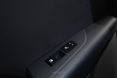 Nuova Kia Niro comandi portiera posteriore
