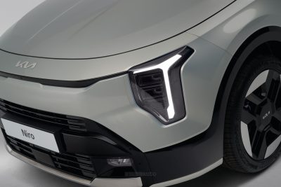 Nuova Kia Niro faro anteriore firma luminosa