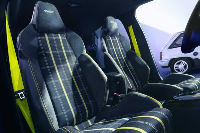 Opel Corsa GSE sedili anteriori sportivi