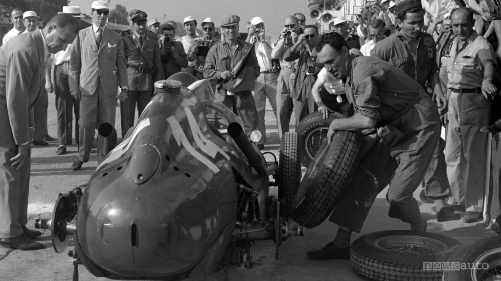 Pit-stop-durante-il-Gran-Premio-d-Italia-1958