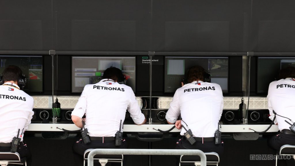 Pit-wall-Mercedes-F1