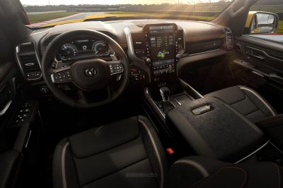Ram 1500 Rumble Bee SRT plancia abitacolo