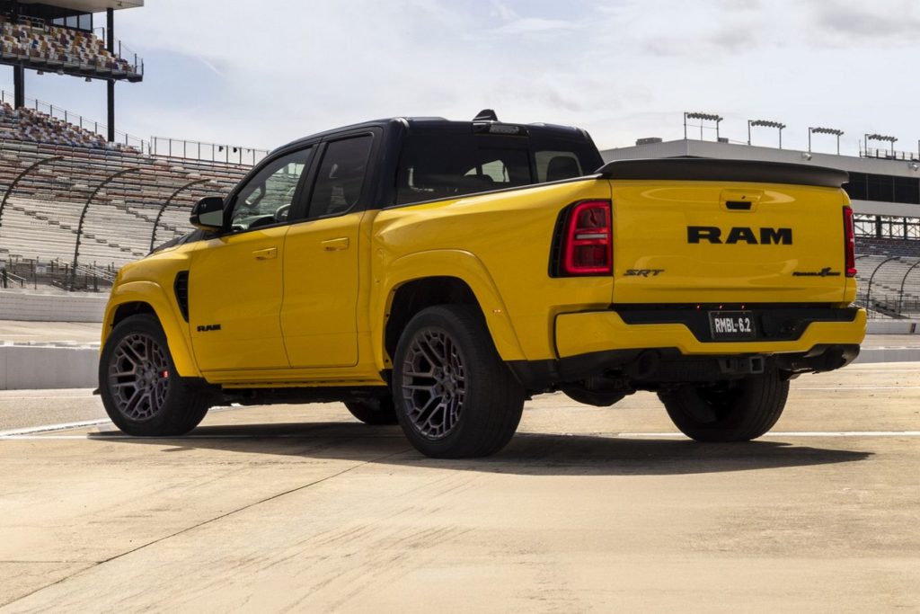Ram 1500 Rumble Bee SRT posteriore 3/4