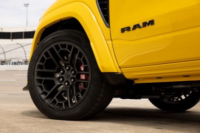 Ram 1500 Rumble Bee SRT cerchi da 22"