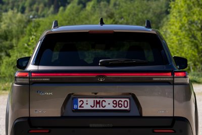Toyota bZ4X Touring portellone, firma luminosa posteriore