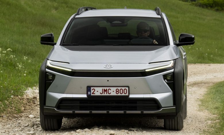 Toyota bZ4X Touring in azione sullo sterrato