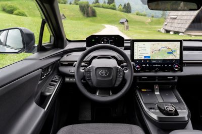 Toyota bZ4X Touring plancia abitacolo