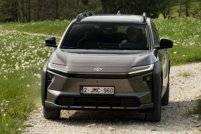 Toyota bZ4X Touring in azione sullo sterrato