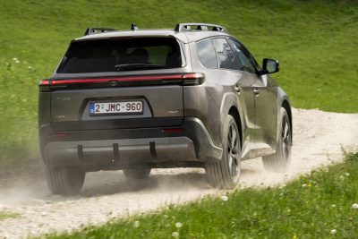Toyota bZ4X Touring in azione sullo sterrato