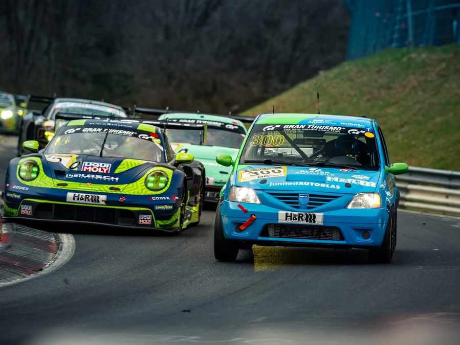 Dacia Logan 24 Ore Nurburgring contro le vetture che hanno corso in classe GT3