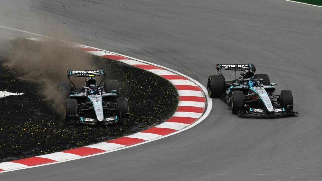 Gara Sprint F1 GP Canada Antonelli fuori pista curva uno mentre tenta il sorpasso su Russell