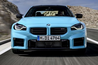 BMW M2 M xDrive su strada