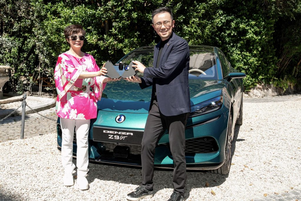 Stella Li (Executive Vice President di BYD) e Patrick Zhong (direttore del Center for Sustainable Development)