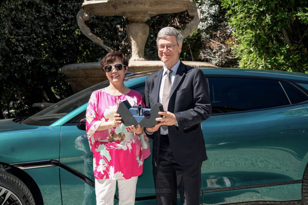 Stella Li (Executive Vice President di BYD) ed il Professor Jeffrey Sachs (direttore del Center for Sustainable Development)