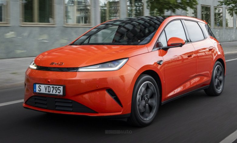 BYD Dolphin G DM-i su strada