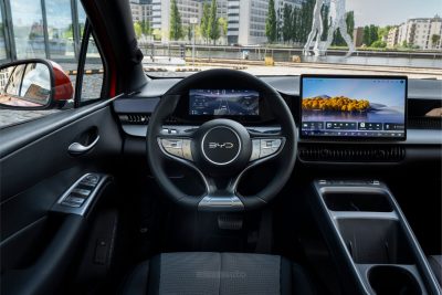 BYD Dolphin G DM-i volante, strumentazione