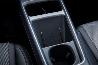 BYD Dolphin G DM-i vano per la ricarica wireless dello smartphone