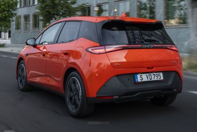 BYD Dolphin G DM-i su strada