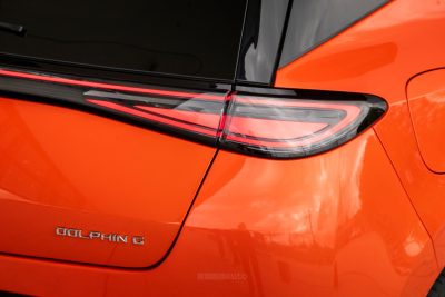 BYD Dolphin G DM-i faro posteriore