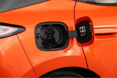 BYD Dolphin G DM-i vano per la ricarica AC/DC