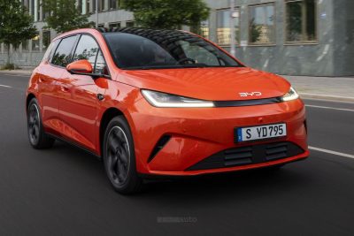 BYD Dolphin G DM-i su strada