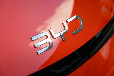 BYD Dolphin G DM-i logo cofano anteriore