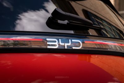 BYD Dolphin G DM-i logo portellone posteriore