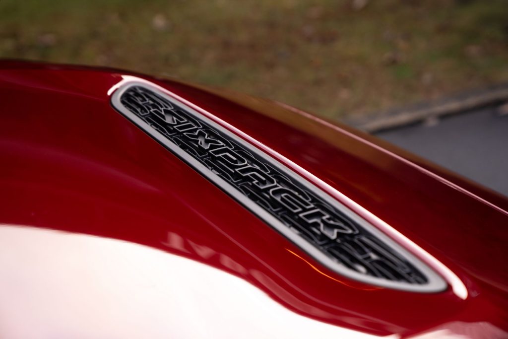 Dodge Charger Sixpack griglia sul cofano anteriore con il logo Sixpack