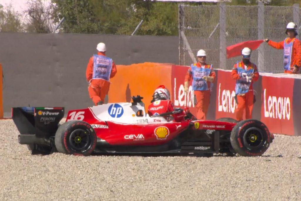 Leclerc fuori pista durante la Q3 delle qualifiche del Gp di Barcellona F1 2026