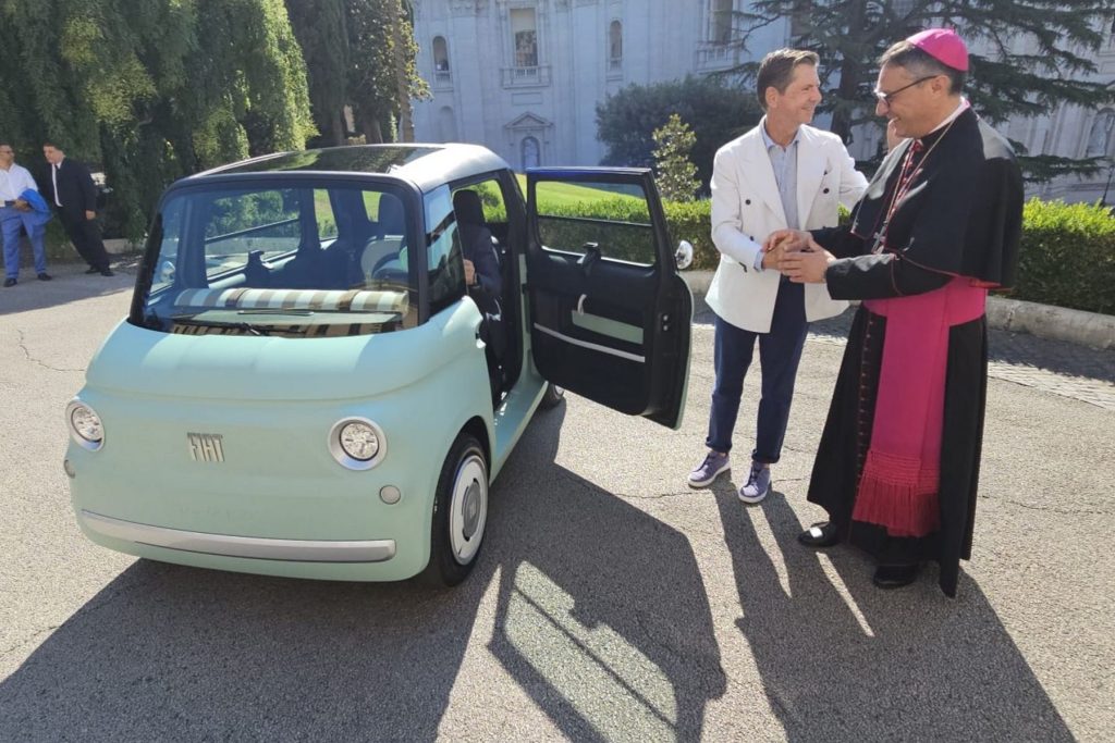Olivier François, CEO di FIAT consegna le chiavi della Topolino all'Arcivescovo Emilio Nappa