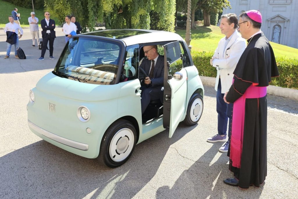 Il Segretario Generale del Governatorato Giuseppe Puglisi-Alibrandi al volante della Fiat Topolino