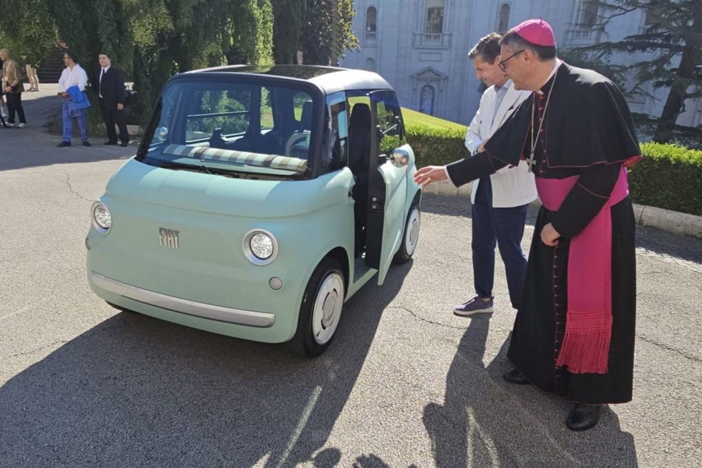 Olivier François, CEO di FIAT consegna le chiavi della Topolino all'Arcivescovo Emilio Nappa