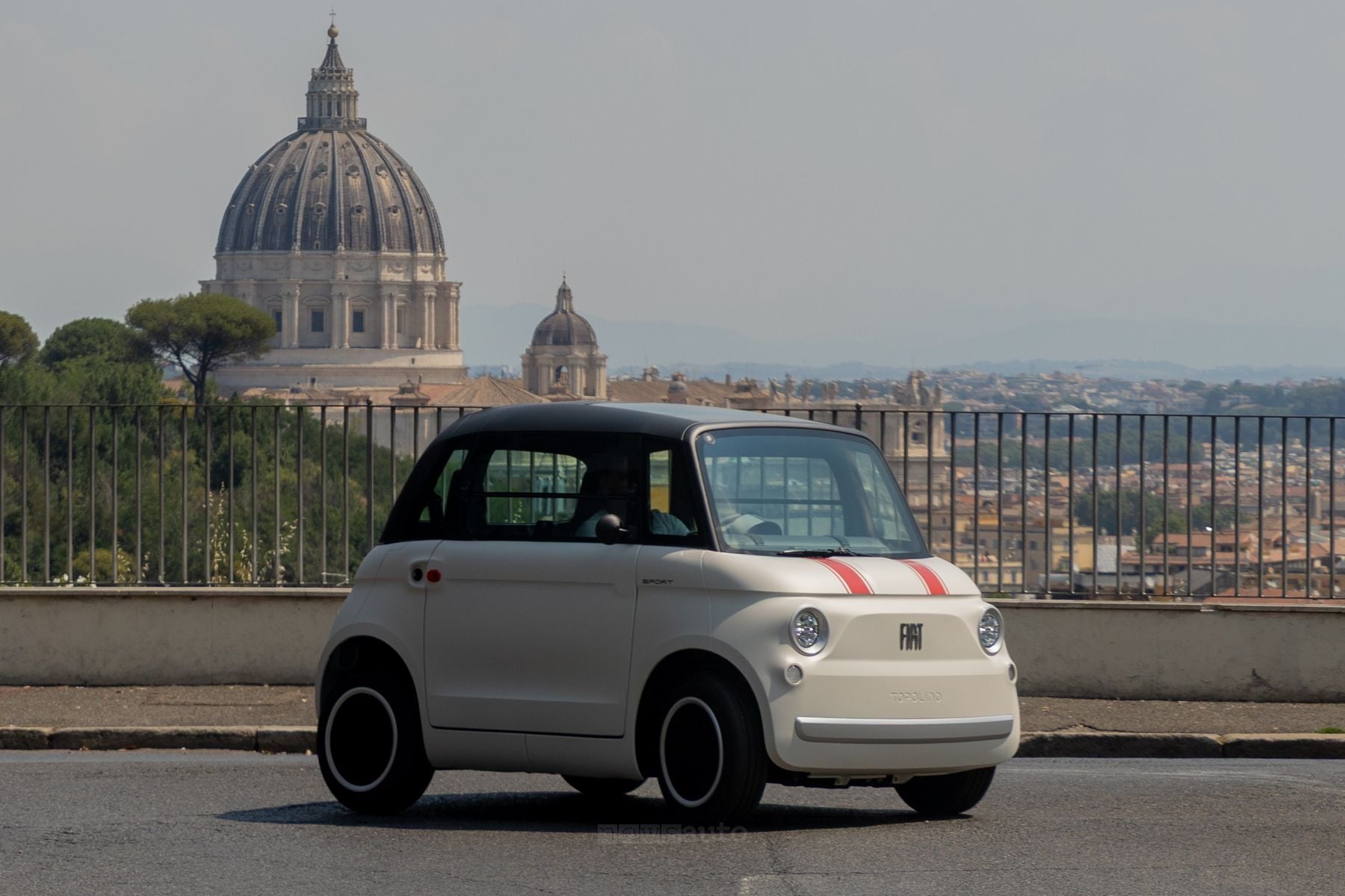 FIAT consegna 30 veicoli elettrici al Vaticano: arrivano Topolino e TRIS