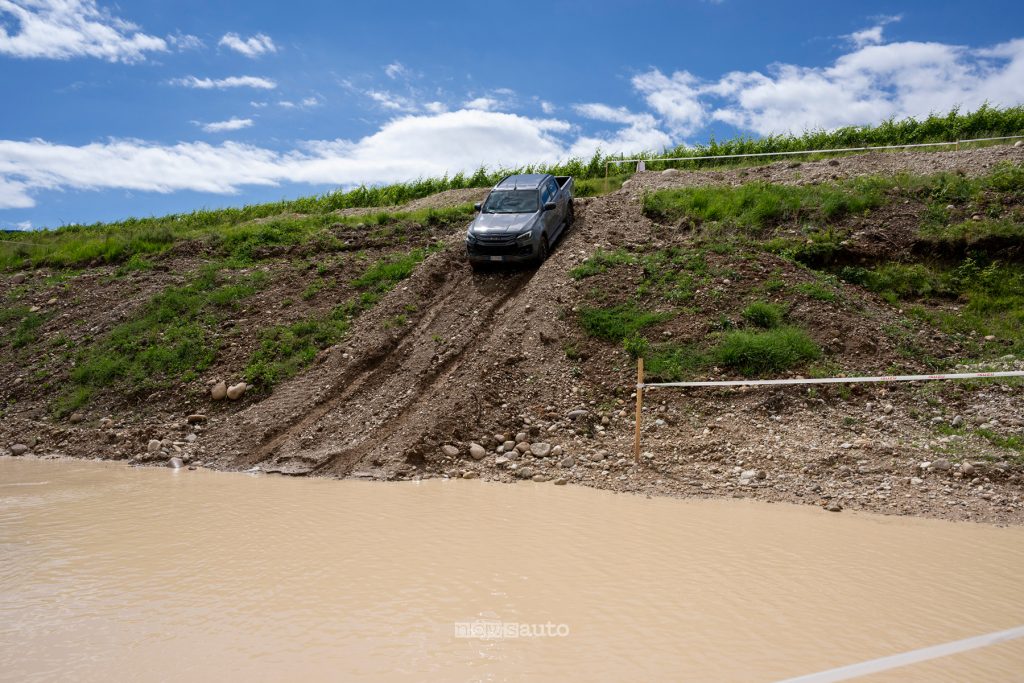 Isuzu D-Max 2026 discesa guado
