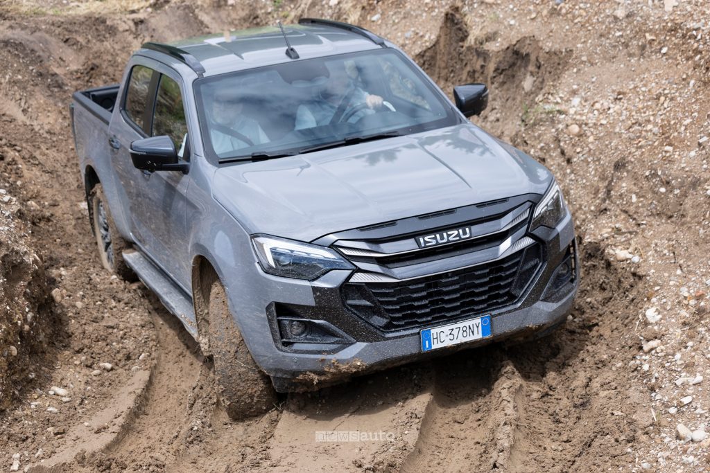 Isuzu D-Max 2026 Nitro Sport passaggio dentro fossa