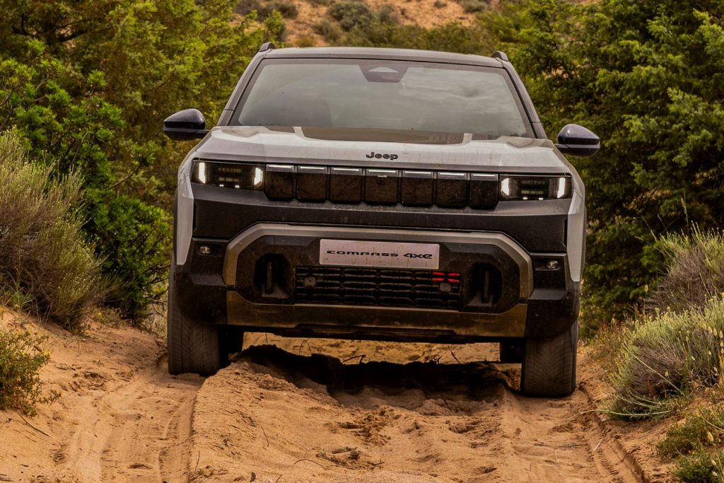 Jeep Compass 4xe in azione sullo sterrato