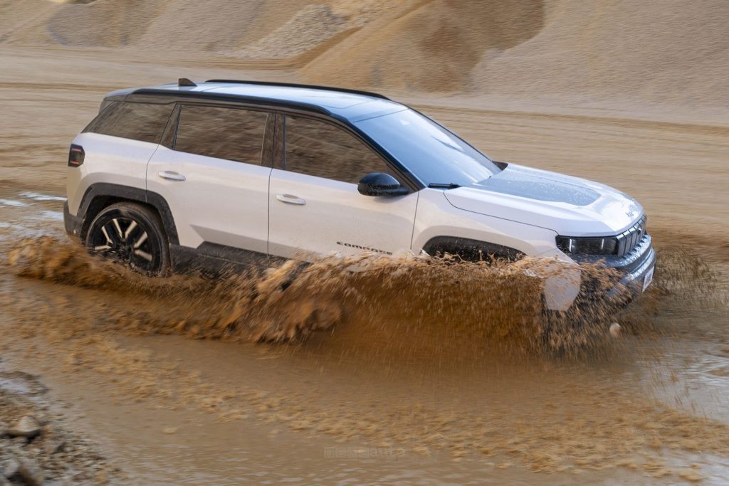 Jeep Compass 4xe in azione in off road
