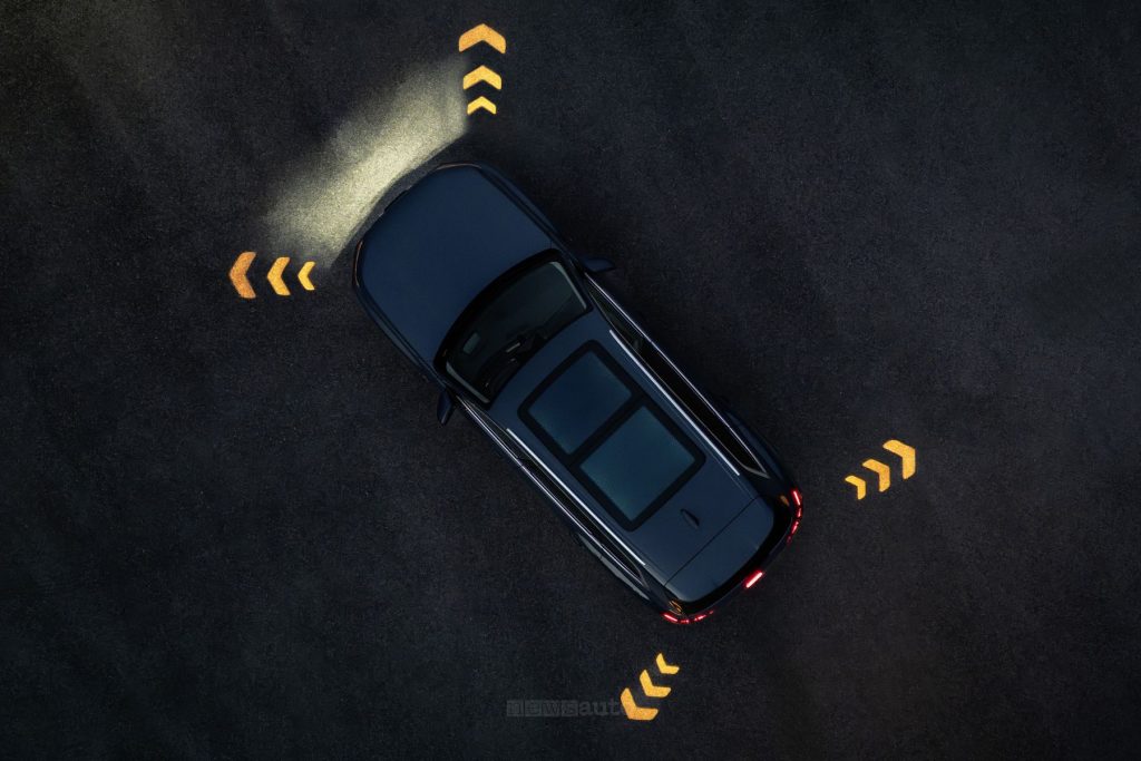 Audi Q7 luce delle frecce proiettate su strada