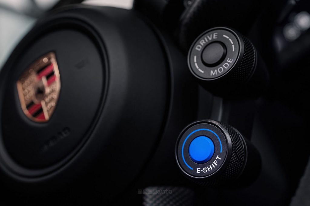 Porsche Taycan GTS comando E-Shift dei cambi di marcia virtuali
