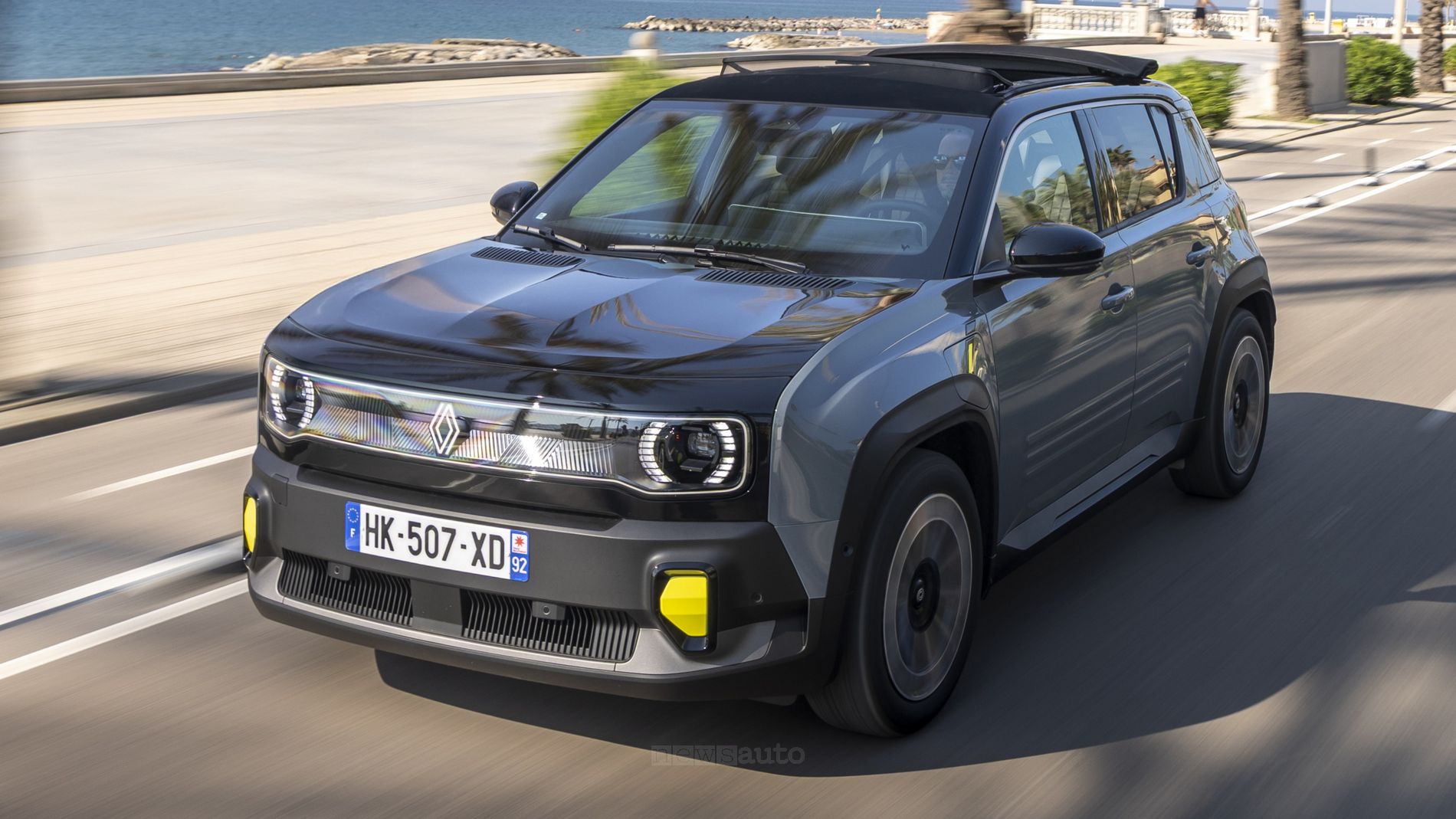 Renault 4 E-Tech Electric Plein Sud: tetto apribile, caratteristiche e prezzo