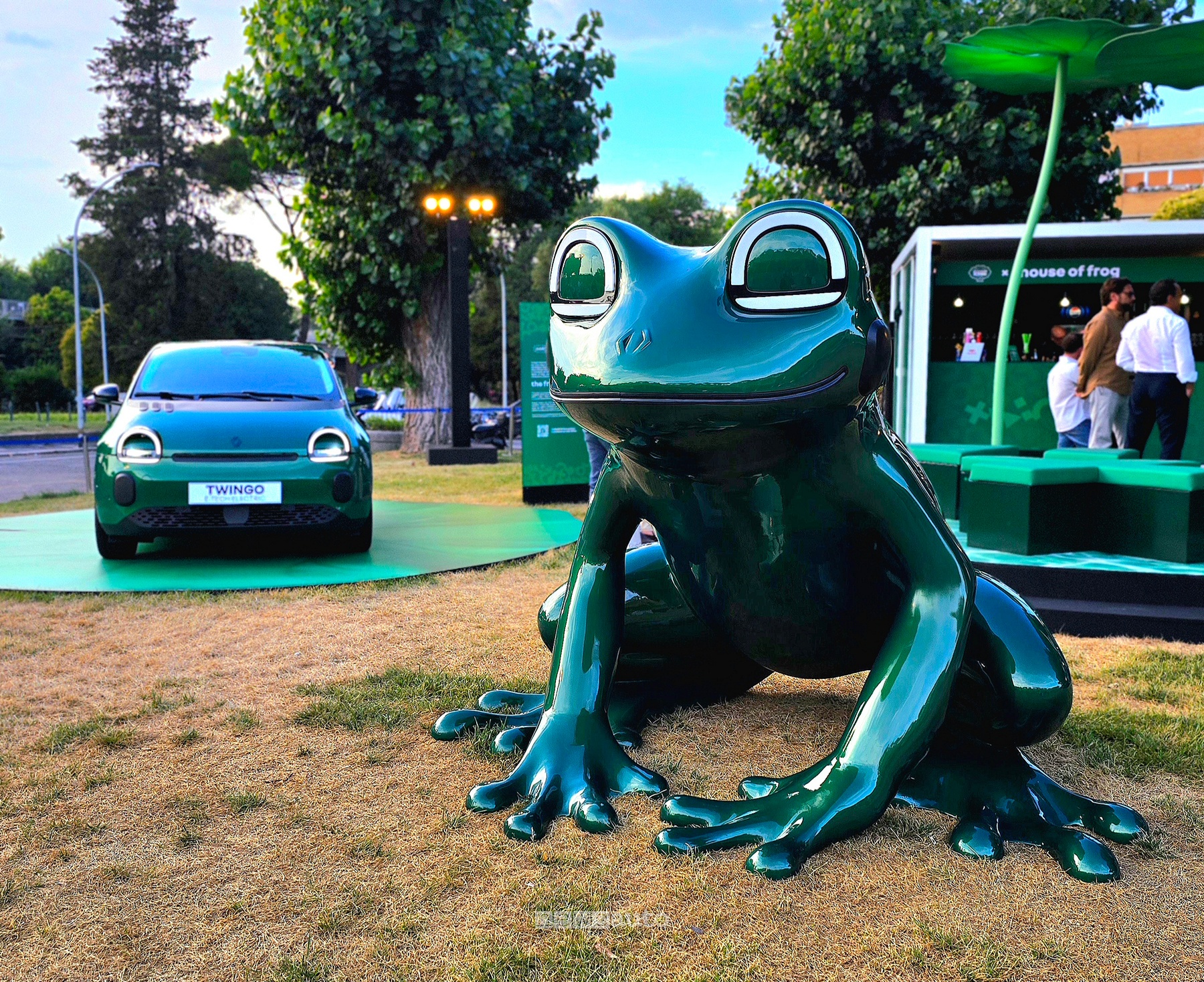 A Roma House of Frog di Marcantonio mette in mostra la Renault Twingo E-Tech Electric