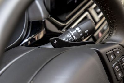 Suzuki S-Cross Hybrid palette al volante della frenata rigenerativa