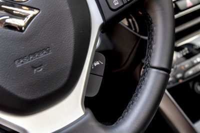 Suzuki S-Cross Hybrid comando ADAS sul volante