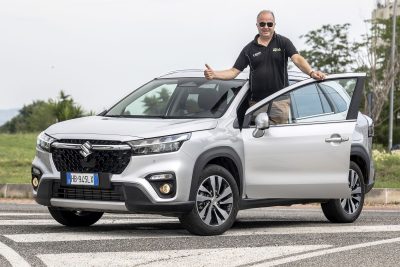 Giovanni Mancini alla guida della Suzuki S-Cross Hybrid