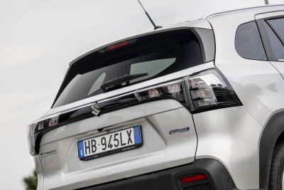 Suzuki S-Cross Hybrid fari e portellone posteriore