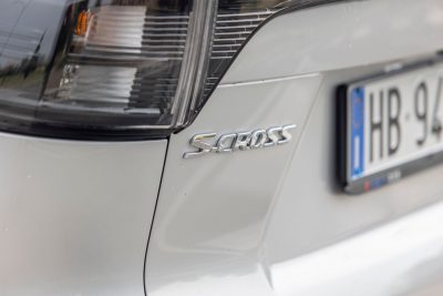 Suzuki S-Cross Hybrid badge portellone posteriore